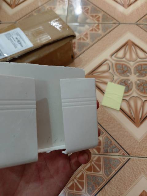 Hàng gia công xấu, thừa nhiều mẩu nhựa. Bị ọp ẹp dập vào trong. Mặt lưng ko dán sẵn tấm dán, phải tự dán tấm rời đi kèm.