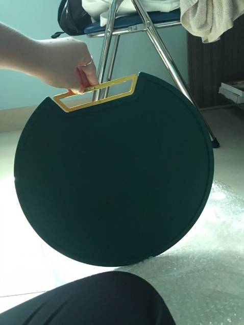 Thớt dày và chắc chắn lắm nha mn. Shop giao hàng nhanh và bọc rất cẩn thận Thớt dày và chắc chắn lắm nha mn. Shop giao hàng nhanh và bọc rất cẩn thận