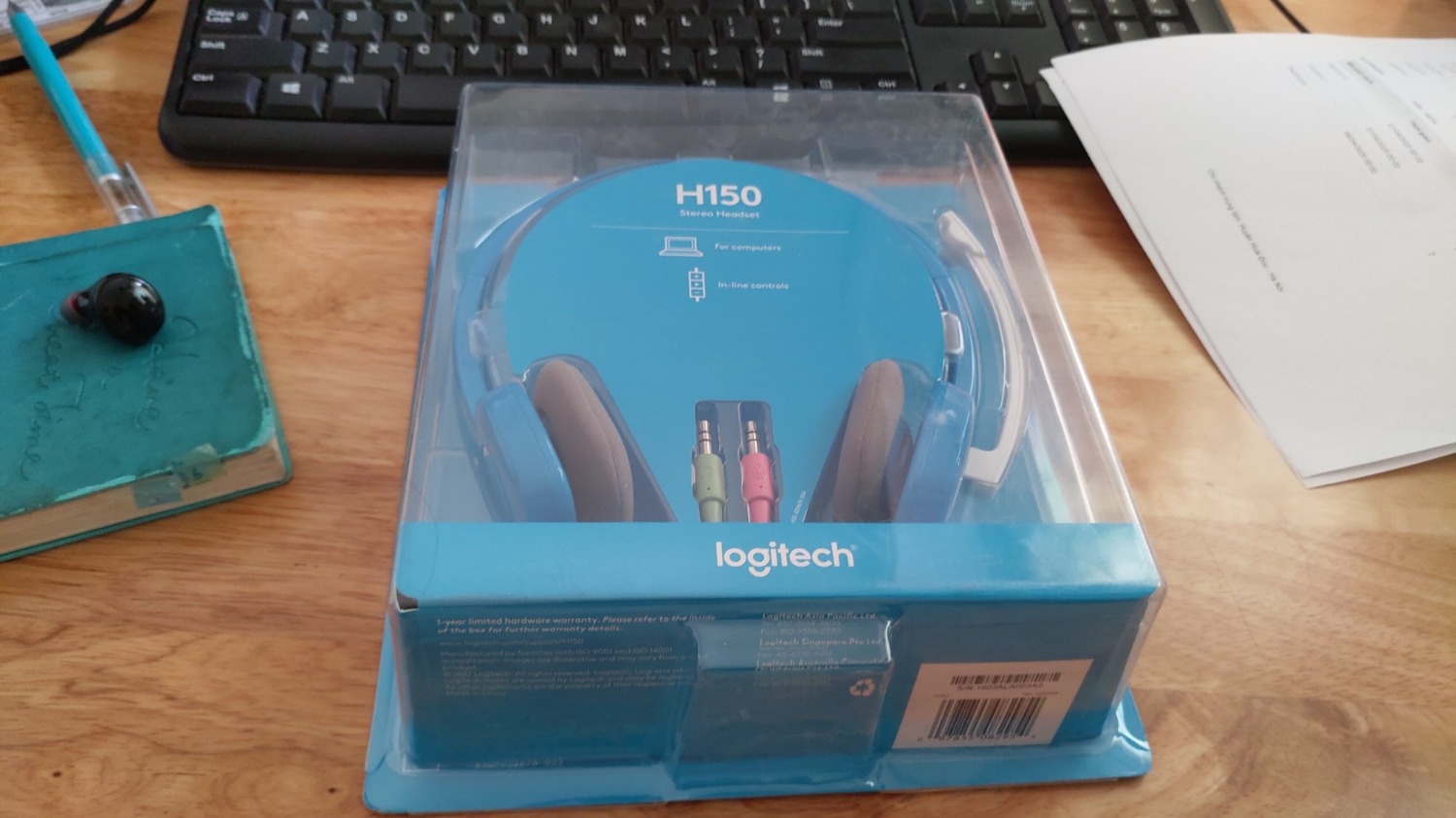 mục đích là dùng để nghe và ghi âm học ngôn ngữ sau vài ngày mình thấy âm thanh nghe được, mic thu tiếng cũng được, gg translation nghe đc mình nói và giá tiền phù hợp, à mà bởi vì mình dùng trên máy tính để bàn do đó chọn sp này khi có 2 dây giắc riêng và thực tế như nói ở trên recording ổn.  ( ngoài ra mình ko có nhu cầu sử dụng tai nghe này với điện thoại, đem di di chuyển mọi nơi, chỉ sd với pc do đó ko có gì để nói khi kết hợp tai nghe với smartphone) 
- thêm nữa, mình mua với giá của chiếc màu xanh ( ko phải #1 xanh - giá 254k) chênh nhau 30k, thấy khi giao hàng ra ngoại thành HN là tikinow và mình ko phải trả thêm phí gì khác, hoàn toàn okay. 
- Khi bóc hộp chỉ có tem niêm phong và tem bảo hành của đơn vị ( phân phối tại Việt Nam - maybe ) như ảnh chụp do vậy, chả có gì nhiều để nói đây là sp chính hãng Logitech hay ko. tạm thời ở mức độ giá cả và dịch vụ đã nhận + thêm đã đáp ứng đc nhu cầu, thì việc chính hãng hay ko, để có duyên thì tìm hiểu thêm sau. mục đích là dùng để nghe và ghi âm học ngôn ngữ sau vài ngày mình thấy âm thanh nghe được, mic thu tiếng cũng được, gg translation nghe đc mình nói và giá tiền phù hợp, à mà bởi vì mình dùng trên máy tính để bàn do đó chọn sp này khi có 2 dây giắc riêng và thực tế như nói ở trên recording ổn.  ( ngoài ra mình ko có nhu cầu sử dụng tai nghe này với điện thoại, đem di di chuyển mọi nơi, chỉ sd với pc do đó ko có gì để nói khi kết hợp tai nghe với smartphone) 
- thêm nữa, mình mua với giá của chiếc màu xanh ( ko phải #1 xanh - giá 254k) chênh nhau 30k, thấy khi giao hàng ra ngoại thành HN là tikinow và mình ko phải trả thêm phí gì khác, hoàn toàn okay. 
- Khi bóc hộp chỉ có tem niêm phong và tem bảo hành của đơn vị ( phân phối tại Việt Nam - maybe ) như ảnh chụp do vậy, chả có gì nhiều để nói đây là sp chính hãng Logitech hay ko. tạm thời ở mức độ giá cả và dịch vụ đã nhận + thêm đã đáp ứng đc nhu cầu, thì việc chính hãng hay ko, để có duyên thì tìm hiểu thêm sau.