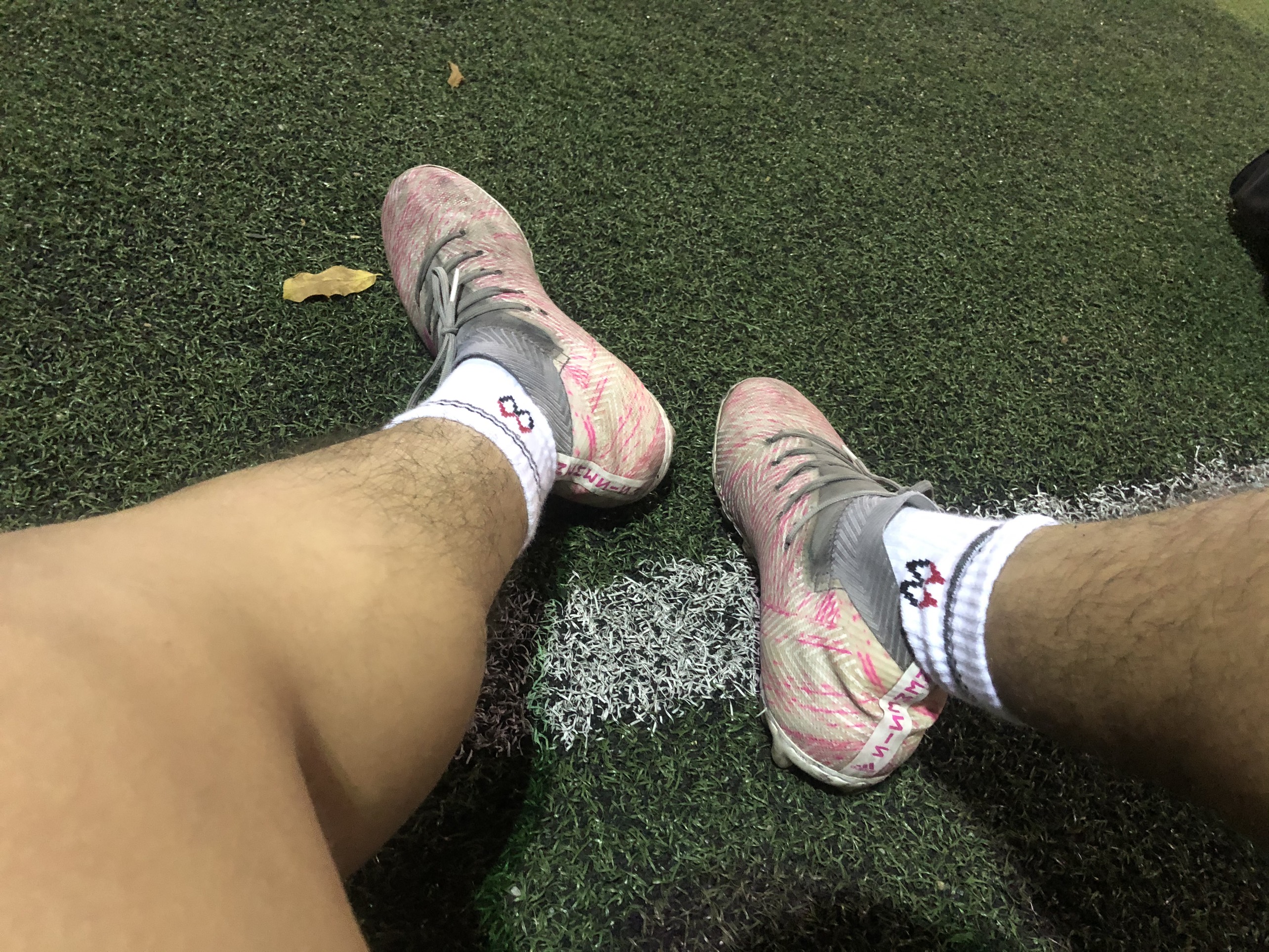 Tất mềm êm chân, mang rất vừa và chắc chân, rất bền, đá bóng rất thoải mái. Sự lựa chọn khá ổn cho anh em đam mê đá bóng như mình.