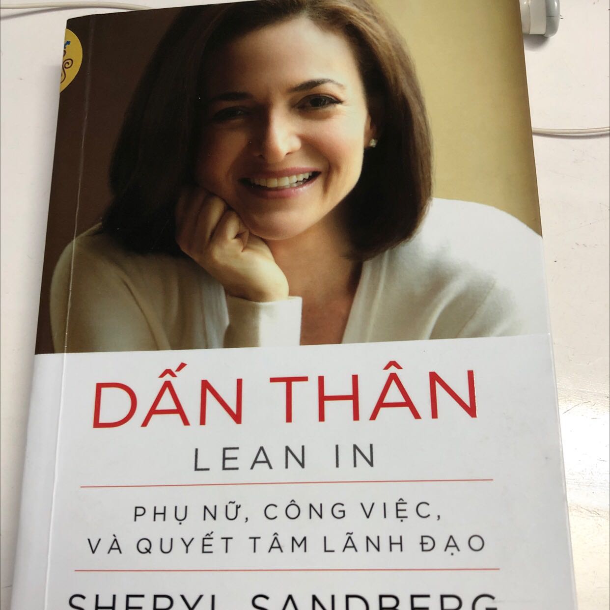 Thật sự thì cuốn sách này mang lại cho mình rất nhiều kiến thức hay, tác động không nhỏ đến tư duy và quan điểm của mình về quan niệm của người nữ từ trước đến nay trong công việc và quán xuyến gia đình. Sheryl Sandberg hiện tại là tấm gương rất thành công cho phụ nữ hiện đại, cũng như cô ấy đã đề cập trong cuốn sách càng có nhiều phụ nữ dấn thân vào vị trí lãnh đạo sẽ mở ra nhiều cơ hội và bình đẳng cho phụ nữ của thế hệ kế tiếp. Những dẫn chứng của cô đưa ra trong sách được trích dẫn từ các nghiên cứu khoa học hẳn hoi và tính thuyết phục cao củng cố mạnh mẽ về luận điểm mà cô ấy đưa ra: thay đổi suy nghĩ “ tôi chưa sẵn sàng làm việc này” sang “ tôi muốn làm việc này”, rất nhiều kỹ năng chỉ có được khi chúng ta bắt tay vào làm, điểm khác biệt giữa phụ nữ và nam giới trong sự nghiệp là chúng ta hay tự hạ thấp thành tựu của bản thân và luôn có suy nghĩ “ tôi có làm được hay không” khi được đề xuất các dự án mới và không phải chuyên môn, nam giới thì ngược lại họ tin tưởng vào năng lực của bản thân “ Đàn ông có bao giờ trả lời câu hỏi theo hướng đó không?” . Bàn về kỳ nghỉ trước và sau thai sản, phụ nữ có nên tiếp tục đảm nhận các vị trí mới trong công việc và sẵn sàng dấn thân không, câu trả lời là hoàn toàn có thể, chính nhờ bản chất công việc đầy thách thức mới thôi thúc người mẹ trở lại so với quyết định rút lui khỏi sự nghiệp và dành hoàn toàn thời gian cho gia đình. Sheryl cũng chỉ ra việc sự chăm sóc hoàn toàn từ người mẹ không có mối liên hệ tốt hay xấu đối với tương lai trẻ do vậy không có lý do gì người mẹ phải gánh lấy cảm giác tội lỗi đang làm tổn hại đến con khi quyết định đi làm lại, nam giới cũng phải có trách nhiệm trong việc nuôi dạy con cái. Phụ nữ ngày càng dấn thân trong công việc thì nam giới càng dấn thân vào gia đình, chia sẻ trách nhiệm về công việc của bậc làm cha làm mẹ. Ngoài ra trong công việc, làm được còn hơn chờ làm hoàn hảo, nên chú tâm vào những cái trọng tâm và có thể bỏ qua các vấn đề không quan trọng, phụ nữ không nhất thiết phải giữ nhà cửa hoàn toàn sạch sẽ chu toàn hoặc tham gia hết các hoạt động ngoại khoá của con, con cái sẽ thật sự cảm nhận được tình yêu thương của cha mẹ thông qua sự quan tâm và gắn bó có thể từ việc chia sẻ và trò chuyện vào các buổi ăn tối trong gia đình. 
Sách mang lại kiến thức hữu ích, khuyến khích mọi người tìm đọc để có cái nhìn đúng đắn về phong trào nữ quyền và cảm thông hơn với vai trò người mẹ trong công việc.
