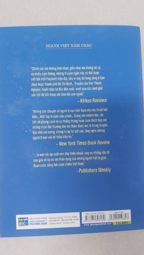 “Người tị nạn” không hẳn là câu chuyện riêng về người tị nạn dù ít nhiều yếu tố tị nạn được đề cập đến. Tác phẩm là các câu chuyện về những người Việt xa sứ hay những con người có ít nhiều gắn bó Việt Nam. Không đặc sặc trong văn phong kể chuyện, không phán xét các vấn đề có tính lịch sử  cũng không mưu cầu về đạo đức hay triết lý. “ Người tị nạn “ đơn giản là các câu chuyện cuộc sống quanh chúng ta được tác giả ghi chép lại bằng góc nhìn của một người tị nạn.
