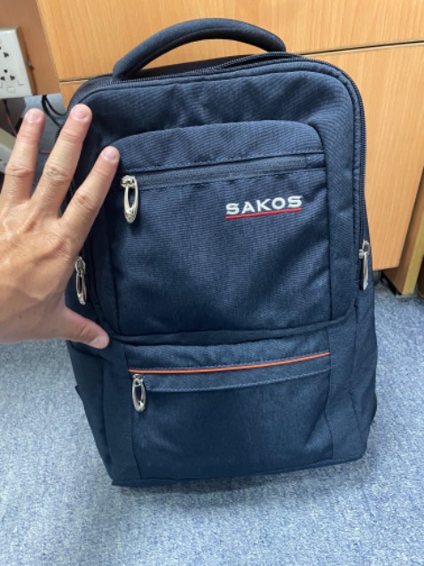 Balo đẹp, màu sắc và đường chỉ đều rất sắc sảo. Mình đã dùng vài cái balo thương hiệu Sakos thì thấy rất bền, khoá kéo bằng kim loại nên sẽ bền hơn loại nhựa (mấy cái balo trước của mình khoá bằng nhựa của Sakos dùng 1 thời gian sẽ tự mục gãy). Balo hơi nhỏ, ngăn sau chỉ đựng vừa khít laptop 14 inches nên nếu bạn nào có laptop lớn hơn thì nên chọn loại khác nhé! Ngăn chính phía trước thì đựng vài quyển sách và ít vật dụng sẽ đầy nên nếu có ý định mang nhiều đồ hơn thì nên cân nhắc chọn balo kích thước lớn hơn. (tham khảo hình đính kèm)