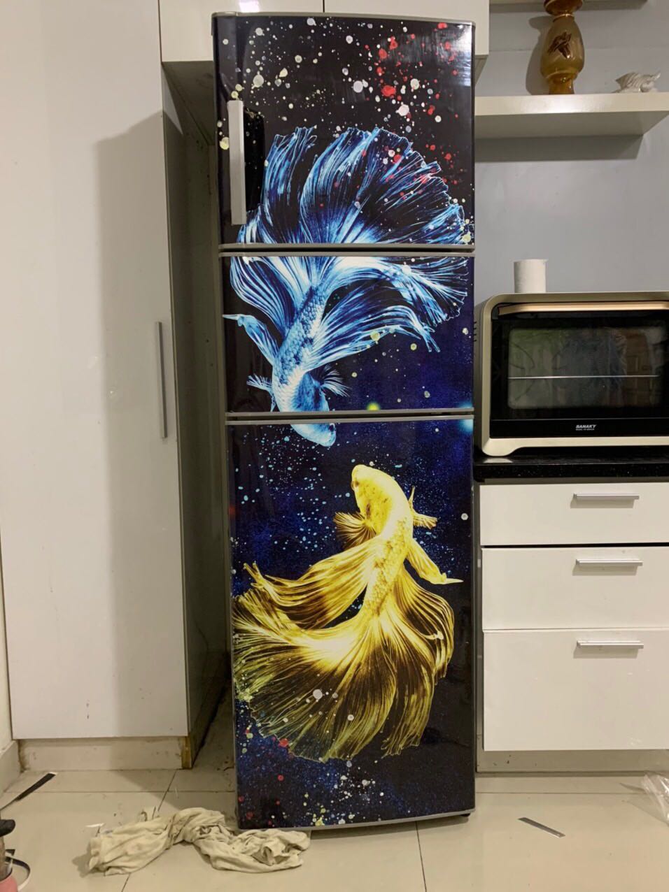 Giao hàng  nhanh 2 hôm đã nhận được, giá rẻ hơn các shop khác, đóng gói cực kì cẩn thận, hình ảnh sâc nét, y hình quảng cáo, có kèm dao tỉa và giaya hướng dẫn mình ko xem kĩ nên dán hơi bị nhăn, mọi ng nên dán bằng nước lau kính như shop hướng dẫn thì sẽ đẹp hơn nhiều nhé. Cám ơn shop chúc shop mua may bán đat