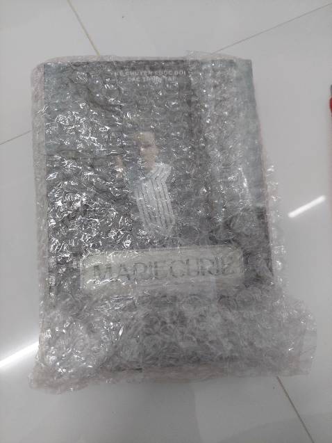 Giao hàng nhanh, đóng gói kĩ càng, sách hơi giống sách giả nhưng là thật nha, hơi mỏng nhưng cũng vừa để tìm hiểu về một nhà bác học cho những đứa lười đọc như toi🤗