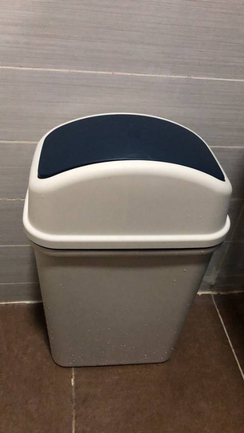 thùng rác nhìn xinh và phù hợp với nhà mình. mình đã mua rất nhiều sản phẩm của inochi nên chất lượng nhựa thì khôing phải suy nghĩ vì nó khá tốt với thiết kế độc đáo nữa. sản phẩm có nắp lật tiện lợi và dễ dàng vệ sinh. được chủ shop tư vấn nhiệt tình nữa. so với giá ngoài chợ thì có rẻ hơn một chút. dóng gói hàng rất cẩn thận, tiki giao hàng nhanh và anh shipper thân thiện dễ mến nữa nên mình cho 5 sao không phải suy nghĩ. cảm ơn shop và tiki. lần sau sẽ tiếp tục mua hàng của shop