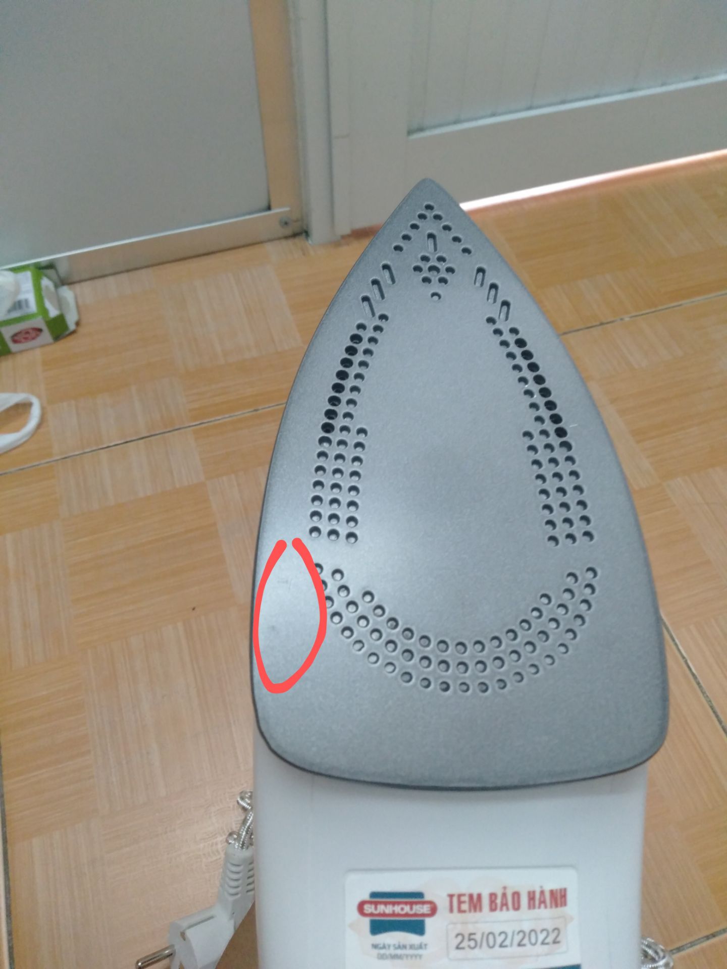 1. Thời gian giao hàng: đúng như dự kiến
2. Chất lượng 
- Ngoại quan: bề mặt đáy bàn ủi có vết trầy xước + lõm + chân cắm sạc cũng bị trầy.
- Vận hành: ủi khô lần đầu tiên có mùi nhựa khi đang làm nóng bàn ủi, khi đã nóng đều thì mùi nhựa giảm/k còn