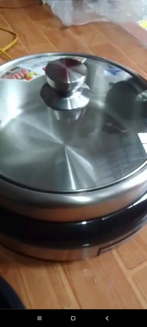 Mình mua tặng mẹ. Mẹ khen nồi rất đẹp, dễ sử dụng. Bên trong chắc chắn. Quan trọng là nồi to, dung tích thực. Vừa 5 người ăn. Lúc đầu mẹ không biết cắm điện vô nó xì khói mẹ sợ. Sau đó anh giao hàng hướng dẫn nên mẹ biết nấu rồi. Cảm ơn shop. Cảm ơn tiki.