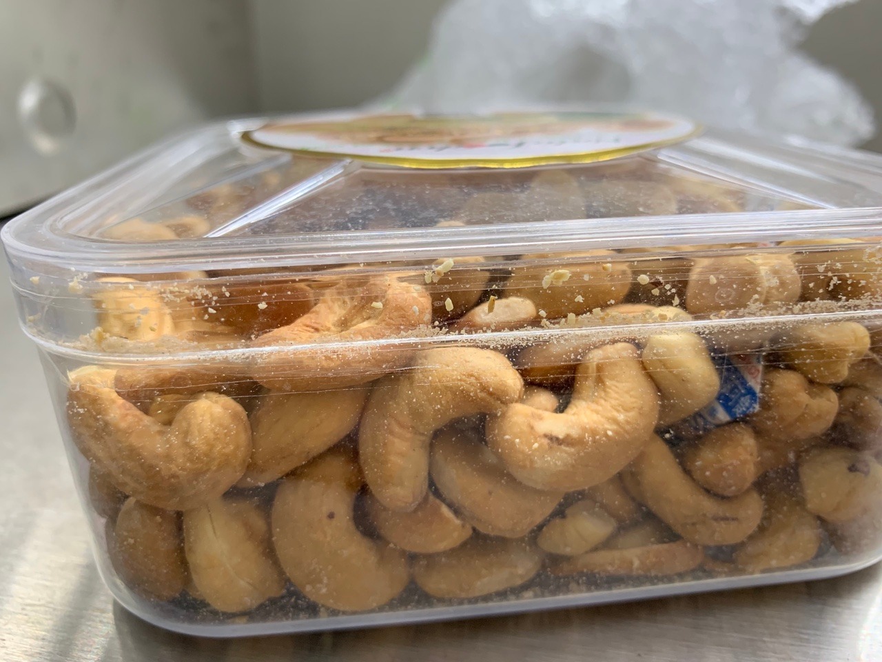 tiki giao hàng nhanh. đóng gói kỹ
đã mua hàng 2 lần mà lần nào cũng hài lòng.hạt điều mở hộp ra có mùi thơm bay ra liền, hạt giòn to hơn hôm trước tôimua nữa nên tôi vào cmt liền
ăn hết hộp này tôi sẽ mua  tiếp.