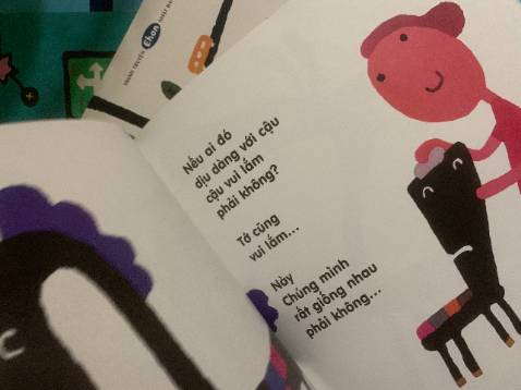 Gói kĩ.sách đẹp.hình vẽ sắc nét,chỉnh chu, còn được tặng thêm cả tấm hình dán