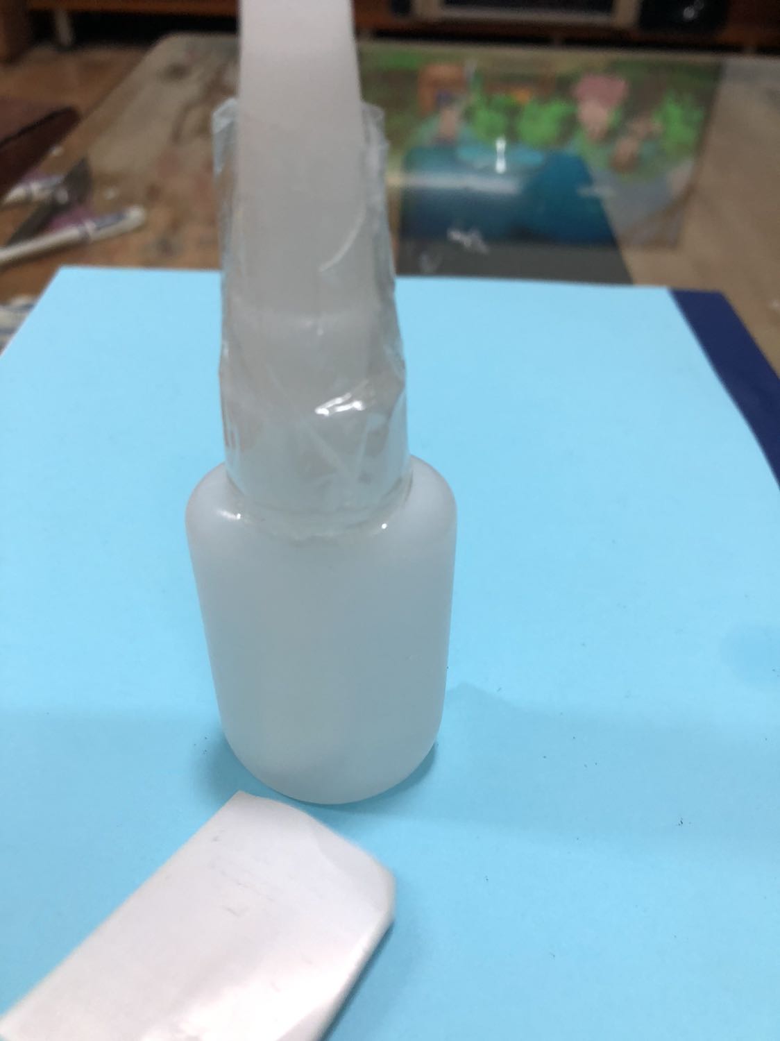 Hàng đã nhận nhưng không giống quảng cáo. Tem mác bong chóc giống hàng nhái hàng fake. Dán cao su thấy điểm dán bị giòn dễ gãy , khô để lại vết mầu trắng trên bề mặt không khác gì keo 502. Về cơ bản không hài lòng