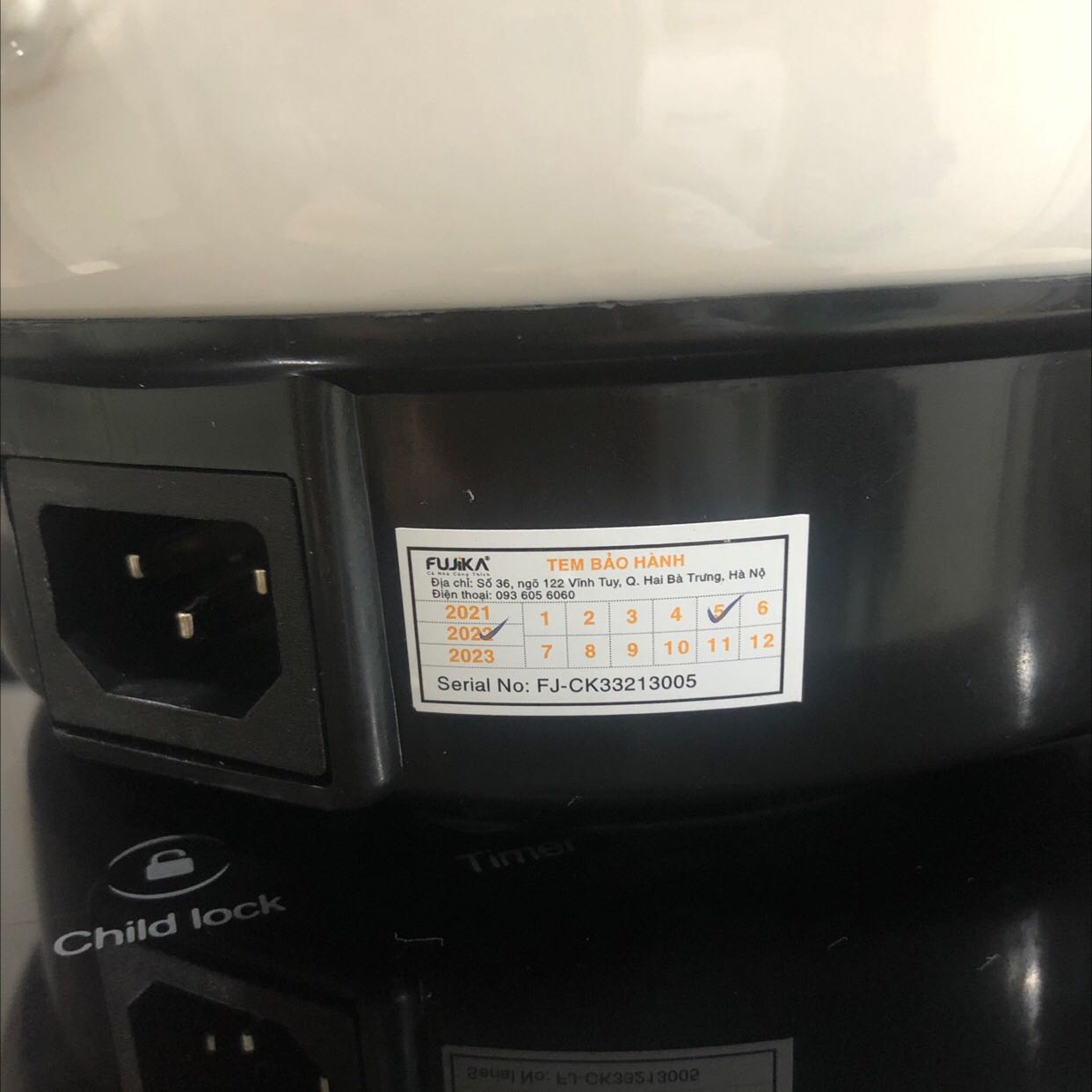 Ấm có vẽ cũ cũ , bị đen đen ở nhiều chỗ trên nắp, tay cầm , chỗ vòi ấm