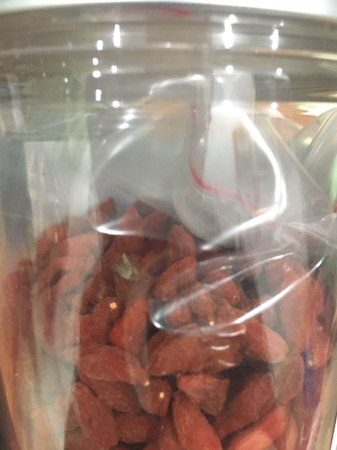 Sản phẩm mua về, may đến giờ mình chưa mở ra dùng, vẫn còn nguyên tem. Nhìn vào bên trong có vài con như kiểu ruồi hay muỗi gì đó. Mình rất quan ngại về vấn đề vệ sinh an toàn thực phẩm nên ko biết có dùng được ko. Mình chưa mở ra nên cũng ko biết túi có đóng kín hay hở mà những con đó sống bình thường trong đó như vậy. Mình mua cũng được 2-3 tuần rồi, nay rảnh mới phản hồi được mà trong khi giá cũng mắc. Là khách hàng thân thiết của Tiki, đây là lần mình thấy ko hài lòng nhất. Không biết giờ chính sách đổi trả còn hiệu lực ko???