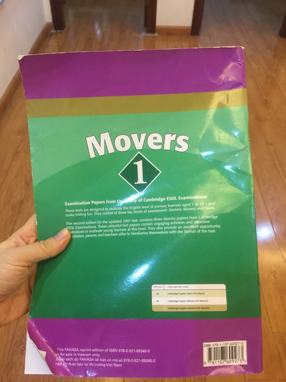 Đây là hình ảnh mình vừa mở kiện hàng ra và chụp lại, quá bất ngờ vì mình mua sách trên Tiki đã nhiều nhưng lần đầu tiên mình nhận phải 1 cuốn sách cũ và nhầu nát như thế này. Đề nghị tiki đổi sách mới cho mình.