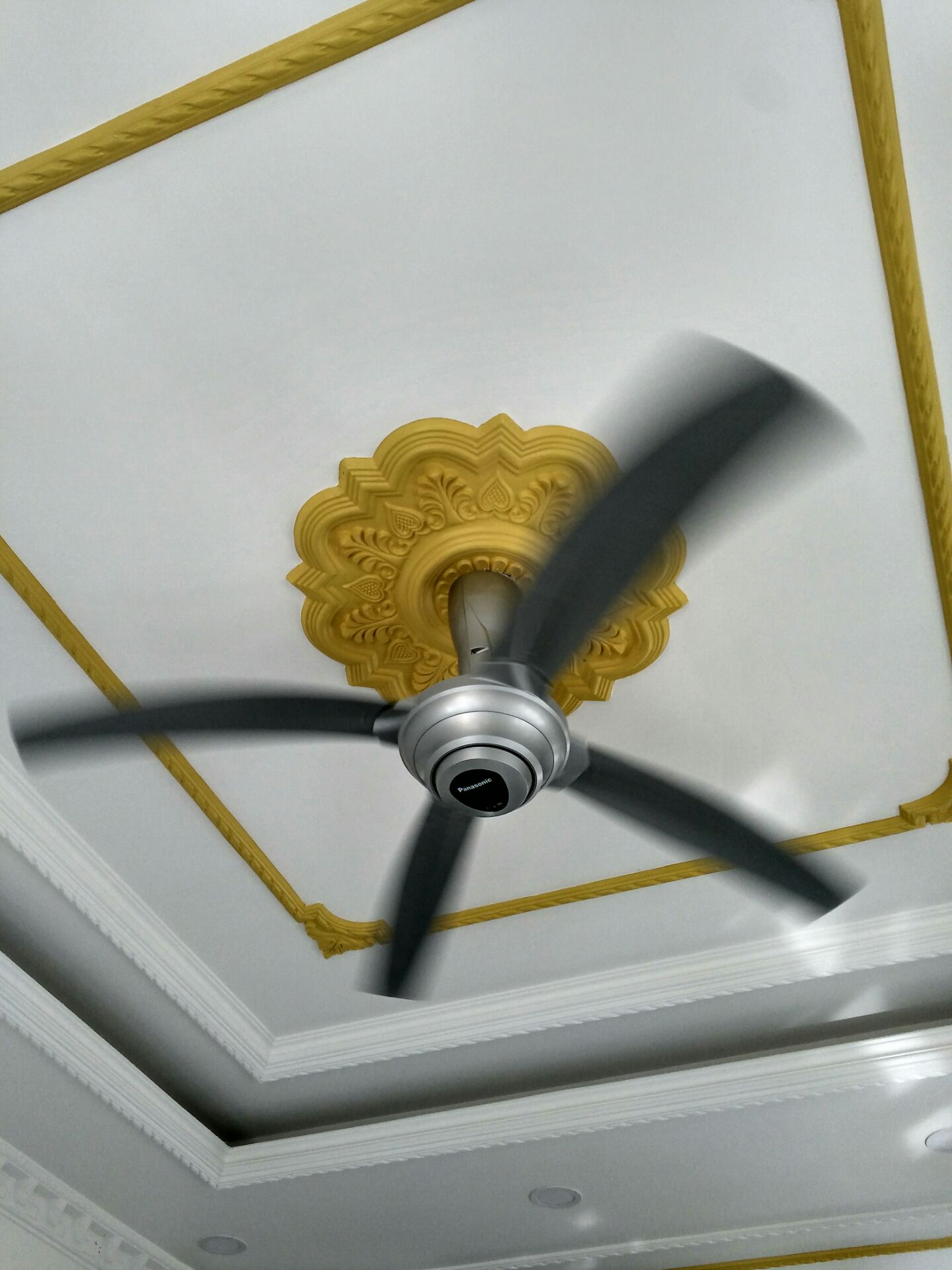 Giao hàng nhanh, giả rẻ hơn các trung tâm điện máy bên ngoài (điểm trừ do không có lắp rắp tại nhà như các TTĐM). 
Bảo hành thì Panasonic có trên mọi tỉnh thành nên không lo cho lắm. 
Quạt chạy cực êm chỉ nghe tiếng gió, gió tản khá rộng ra xung quanh, hầu như không có tiếng động phát ra từ động cơ quạt, remote có góc điểu khiển khá nhỏ, lắp đặt cũng khá dễ do có hướng dẫn chi tiết (nếu nhà bạn có nóc trên trần nhà sẵn).