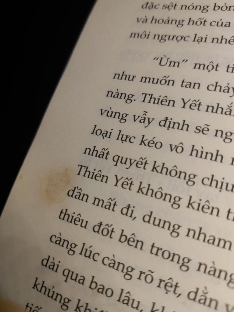 Sách giao lâu, có vết mốc và sai nhiều lỗi ? Về nội dung thì hơi trớt quớt, tác giả xử lí được những vấn đề trong các quyển trước nhưng lại chưa được triệt để.