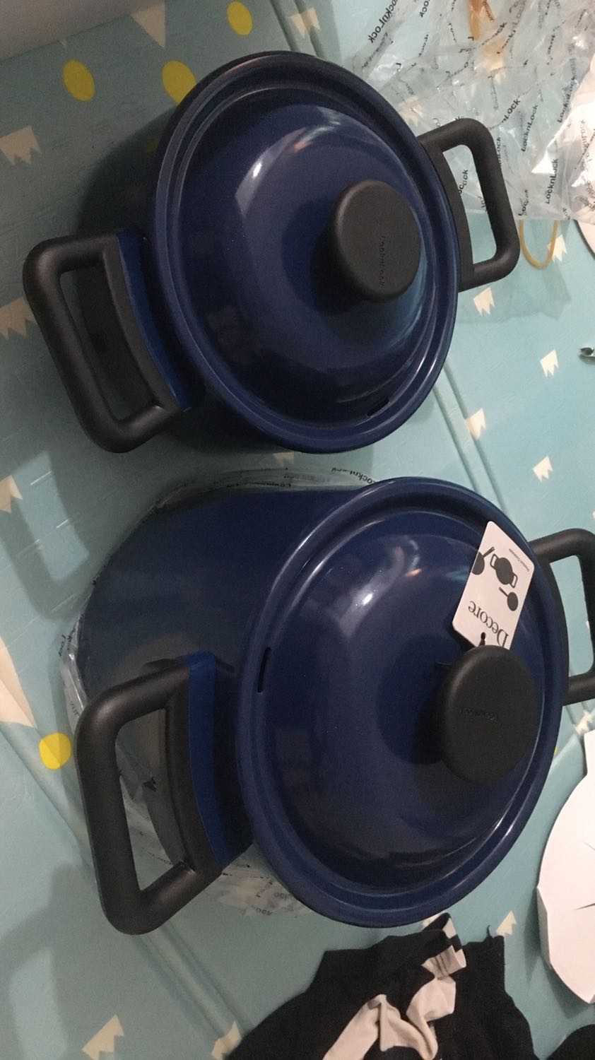 Trên ảnh có quà tặng vậy mà tôi mua 2 ản phẩm trên 1.*** lại không nhận được quà tặng là bình giữ nhiệt . Đề nghị liên lạc lại và trả hàng quà tặng theo đúng quảng cáo .