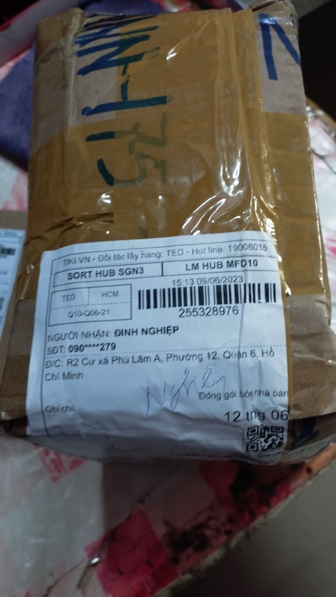 Giao hàng rất chậm, sản phẩm bảo hành 1 năm?!? chưa "bốc tem" đã nhìn thấy hỏng.