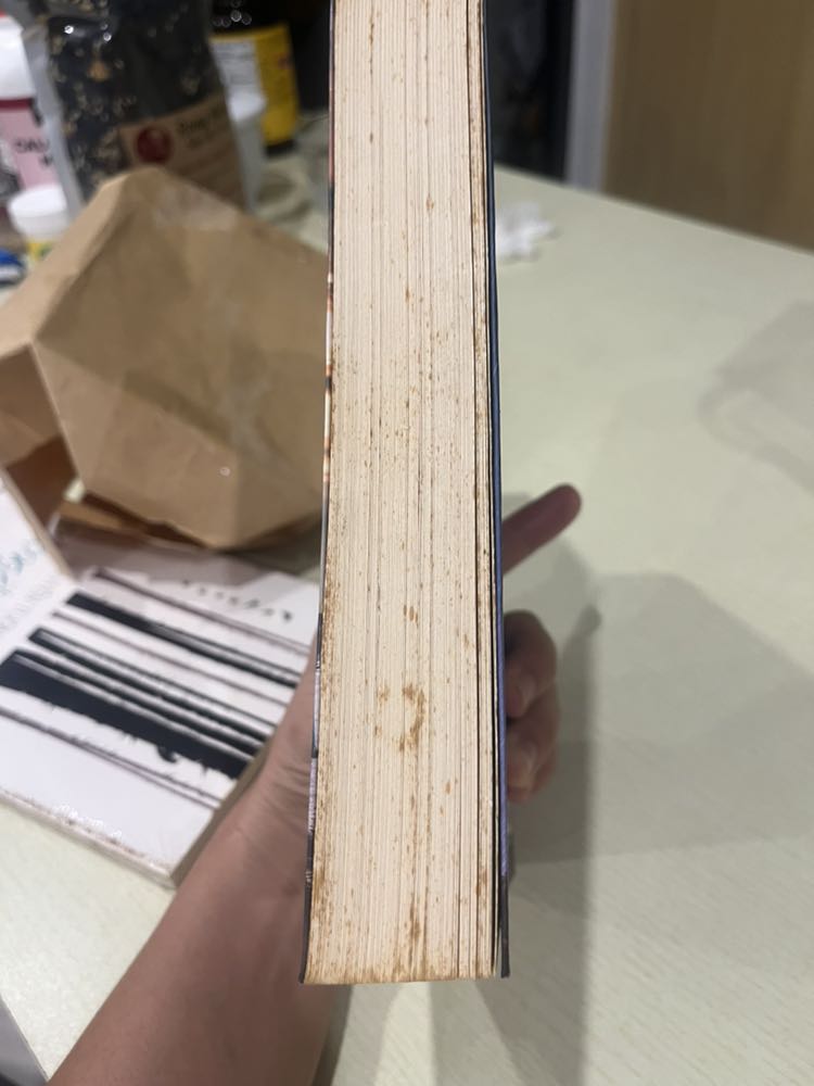 sách cũ, ố vàng mép hết rồi.