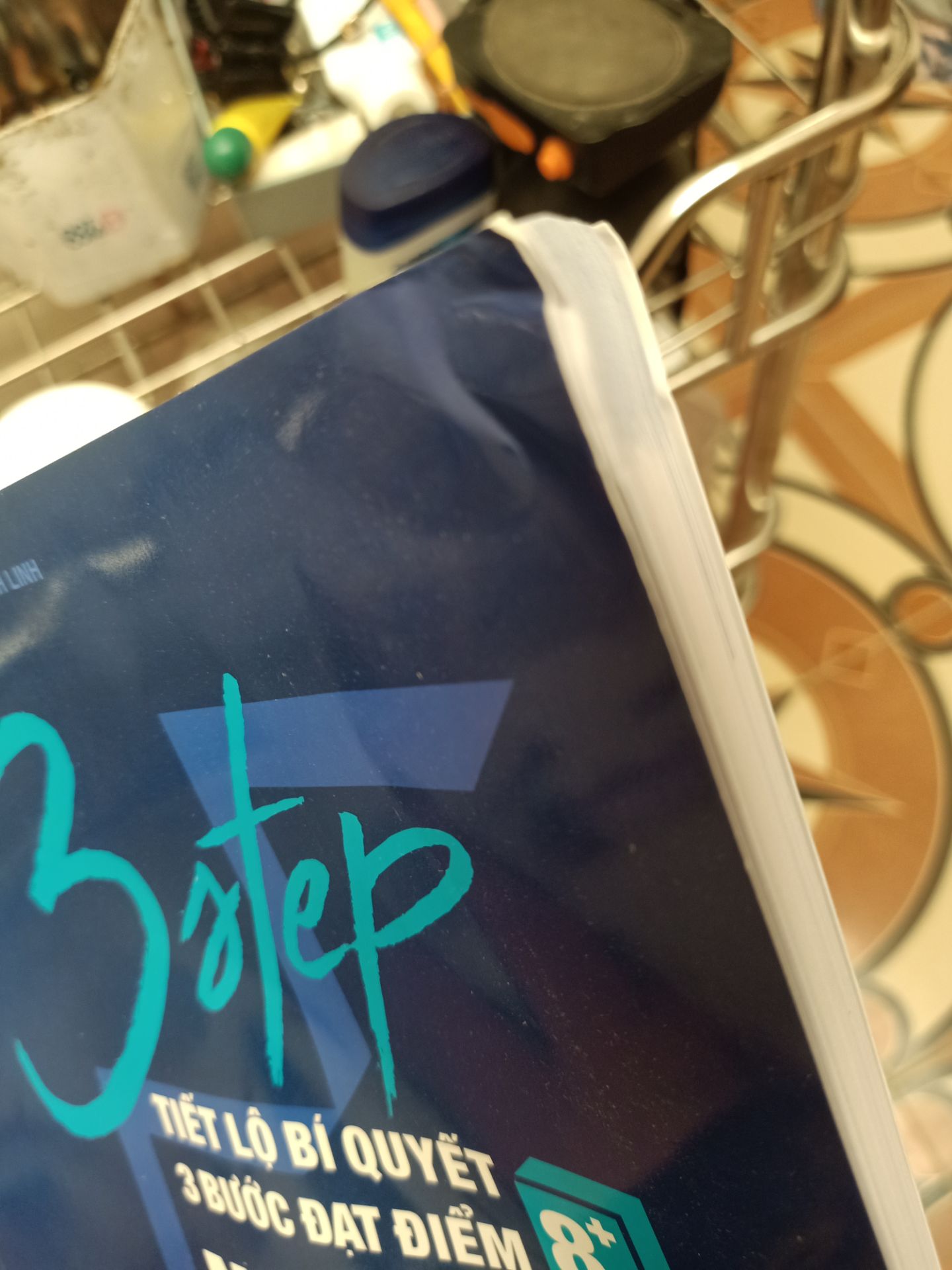 mk vừa nhận sách là lên đánh giá liền. thấy mn đánh giá sách đẹp k quăn góc này nọ. mk còn thấy hình như sách có seal nữa thì phải. nhưng sách mk nhận đc bị quăn góc và xước khá nhìu. đóng gói ọp ẹp kiểu như bỏ đại cuốn sách dô cái hộp r quăng xó đó thôi ấy. mk chỉ k thích mỗi điểm này còn bên trong ok 🙆