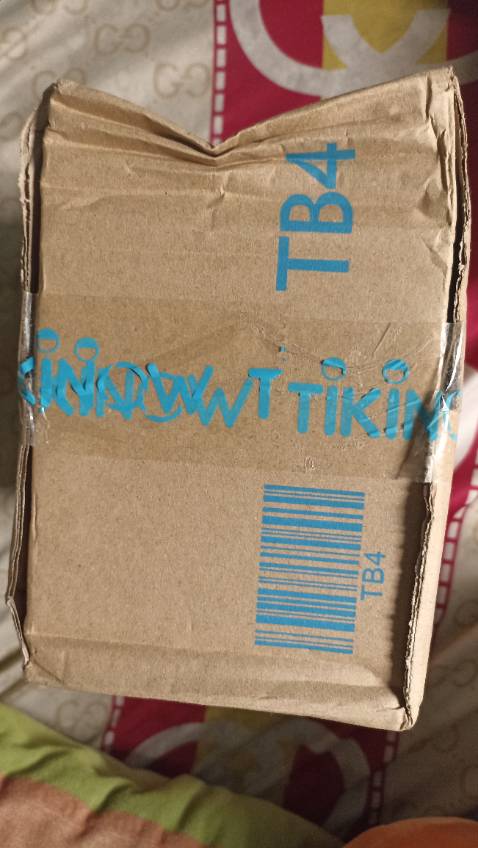 Hộp lúc mới giao nhìn nát thấy sợ luôn cứ sợ box bị df thì xu cà na 💀 Ôm vô nhà unbox cái hết hồn ***, box không bọc gì ngoài 1 lớp giấy =]]]] Nhưng vì một phép màu nào đó mà em box vẫn còn nguyên vẹn. Đặt hàng tiki giống như chơi xổ số vậy á, may thì đỏ đen thì xu thôi :)))