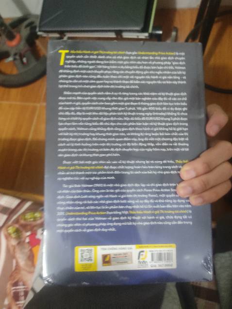 Shop gói cẩn thận nhưng đường xa nên bị va đập méo mất một ít góc