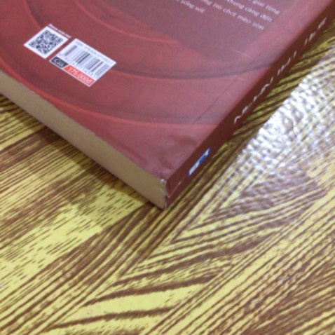 Sách mới nhưng k biết do lưu trữ hay vận chuyển mà móp gáy sách,rách nứt ra luôn. Mình lười đổi trả nên để đọc