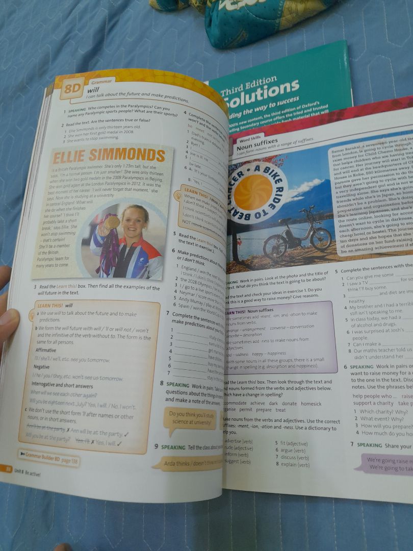 Bên ngoài hàng được bao bọc kĩ vô cùng, không bị hư hỏng gì cả. Sách khổ to dễ đọc, bên trong thì màu mè quá thích luôn, nội dung cũng khá dễ học. Ai muốn học tiếng Anh nên tham khảo sách này nha.