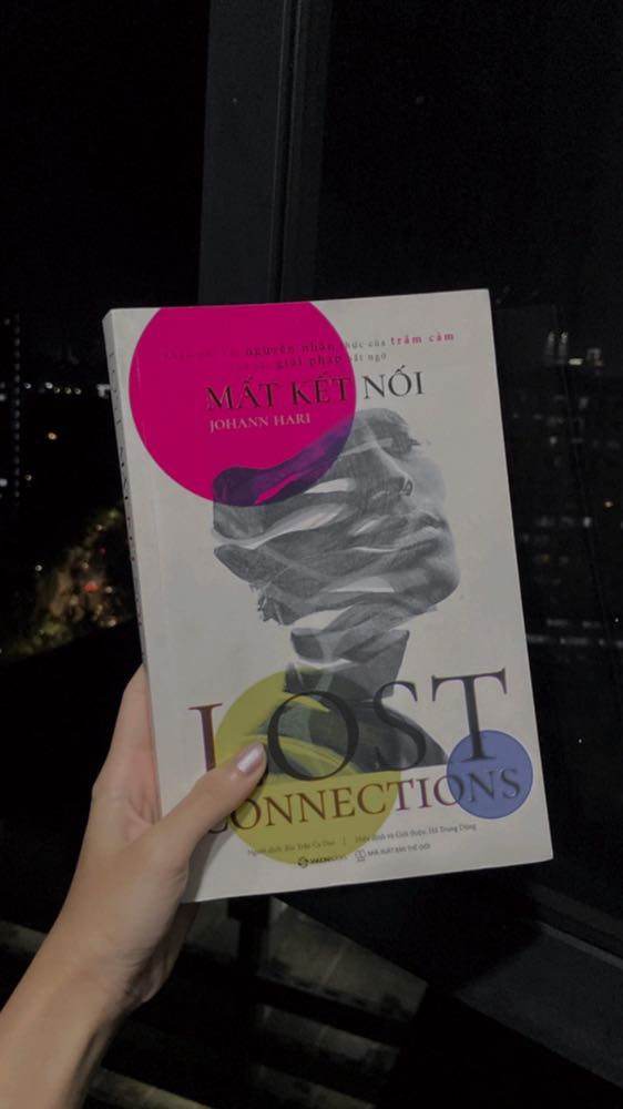 Lần đầu tiên thấy cuốn sách này mình đã chấm nó ngay vì bìa thiết kế quá đẹp và bắt mắt và dòng cap ngắn không thể nào cuốn hút hơn rồi phần nội dung đã khiến mình không hề thất vọng một chút nào. 

Khi bạn muốn biết một chuyện gì đó thật chính xác và sâu sắc thì hãy đích thân trải nghiệm hoặc nghe câu chuyện của người đã từng trải nghiệm qua chuyện đó, cuốn sách này là theo dạng thứ 2. 

Mở đầu chương, cuốn sách sẽ dẫn chúng ta đi vào cuộc phiêu lưu qua những trải nghiệm thật của ông về căn bệnh thế kỷ - Trầm cảm. Tác giả là một bệnh nhân bị Trầm cảm nặng, gia đình có tiềm sử bệnh Tâm thần và ngay cả bản thân ông cũng từng phải vật lộn với các cơn khủng hoảng do Trầm cảm gây ra. Thông qua góc nhìn của một bệnh nhân trầm cảm, ta hiểu rõ thêm về cảm xúc của họ khi bị vướng phải căn bệnh này. Ngoài ra chúng ta cũng có thể đồng cảm hơn và chấp nhận đây là một căn bệnh phổ biến ở tất cả những người thuộc mọi tầng lớp trong xã hội. 

Tác giả là một nhà báo nên phong văn rất hay, uyển chuyển, gần gũi và dễ tiếp thu. Tất cả nội dung trong sách được ông kham khảo và chọn lựa trên nhiều công trình nghiên cứu khoa học ấn tượng về căn bệnh này. 

Điều mình ấn tượng nhất trong nội dung là về Lịch sử của loại thuốc trầm cảm, mình không ngờ những chất thuốc này lại có một nền nghiên cứu khoa học và thử nghiệm ấn tượng đến vậy. Những cột mốc năm tháng và sự kiện của từng giai đoạn nghiên cứu thuốc đều được tác giả đề cập rất thú vị.

Bên cạnh đó, một điểm mình rất thích nữa là tác giả còn có những phân tích Những lý do bị mất kết nối của người bị Trầm cảm. Đây là thứ mà mình chưa tìm thấy được ở bất kỳ một cuốn sách tâm lý nào đề cập về phần này. Đa số chỉ đề cập về cách chữa trị, thoát khỏi cơn Trầm cảm, nhưng không một ai tìm hiểu về nguyên nhân và thấu hiểu được tâm trí của một bệnh nhân bị trầm cảm và tìm kiếm nguyên nhân, thất ra học đã bị mất kết nối với thế giới ở đâu và khi nào.

Nhìn chung đây là một cuốn sách phù hợp với những ai muốn tìm hiểu về căn bệnh Trầm cảm vì bạn sẽ vô cùng ngạc nhiên bởi những kiến thức trong cuốn sách này.

Biên tập sách đẹp, form chữ to rõ, khổ sách đúng kích thước mà mình thích.

Tiki no.1, sách mới, sạch, đẹp, giao hàng nhanh.