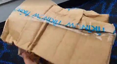 - Về sản phẩm và nhà bán hàng: Mình từng sử dụng loại bình này của L&L rồi, thấy tốt nên mua cho bạn dùng. Sản phẩm thì không có gì để chê, dung tích lớn, quai xách chắc chắn, giữ nhiệt tốt. Nhà bán hàng chuẩn bị hàng và gửi cho đơn vị vận chuyển cũng khá nhanh. Hàng được đóng trong hộp của L&L và hộp của TIKI.
- Về đơn vị vận chuyển: Tuy đã mua hàng trên TIKI nhiều lần, nhưng đây là trải nghiệm tệ nhất mình từng có, và lỗi hoàn toàn thuộc về đvvc. Mình đặt hàng ngày 12, hàng đóng gói xong và chuyển cho đvvc ngày 13, nhưng đến ngày 20 mình mới nhận được hàng (sau khi đã liên hệ TIKI để hối thúc). Hình thức kiện hàng thì các bạn nhìn hình sẽ rõ, rất đáng thất vọng luôn. Cũng may là còn hộp của L&L bảo vệ sản phẩm, nếu không thì hông biết cái bình sẽ móp méo tới cỡ nào nữa. Mong TIKI làm việc lại với đối tác vận chuyển GHN để khách hàng không có trải nghiệm tệ như mình.