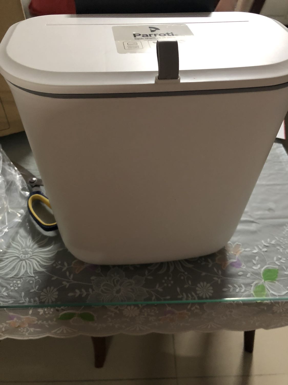 TiKi giao hàng nhanh như điện, đóng gói cẩn thận, thùng rác màu sắc trang nhã gắn vào tủ bếp vừa đẹp vừa sang trọng, rất tiện lợi và sạch sẽ. Rất thích Sp này. Moi người nên mua rất đáng đồng tiền