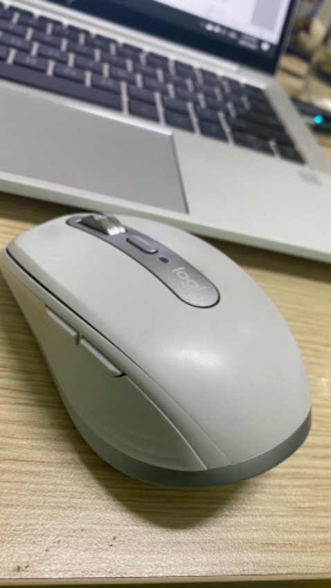 Mình dùng MX3 thấy rất tốt vừa tay, dùng mượt trên nhiều mặt chất liệu khác nhau, pin lâu nhưng sau 10 tháng thì chuột bị lỗi phím trái. Gửi về Tiki bảo hành mất 10 ngày thì được NPP đổi cho chiếc mới. Điểm 10 cho Tiki và NPP về dịch vụ sau bán hàng. Hy vọng chiếc mới ko sẽ bị lỗi như chiếc cũ. Khi gửi bảo hành thì cần gửi đầy đủ phụ kiện.