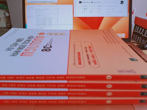 giấy khá dày. nhìn chung khá ổn

mình mua dư 1 bộ 4 cuốn chưa dùng tới muốn pass lại cho bạn nào cần, giá rẻ bằng 1 nửa giá bìa gốc. nhắn mình qua facebook.com/diep.serene.9 nếu cần nha