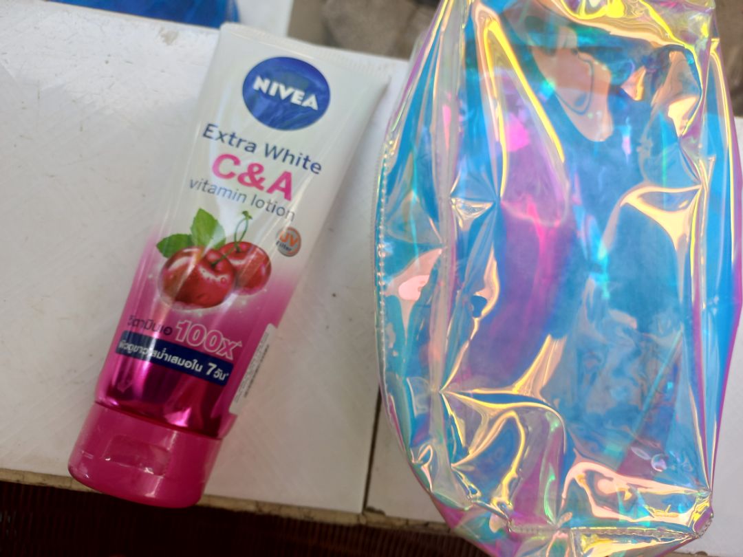 sản phẩm có mùi thơm dễ chịu, chất kem lotion thấm rất nhanh, tác dụng dưỡng ẩm vừa phải không quá tốt,xài hơi hao 1 tuýp nếu dùng thường xuyên chỉ đc tầm 15 đến 20 ngày.được tặng túi nhưng xấu quá không giống hình