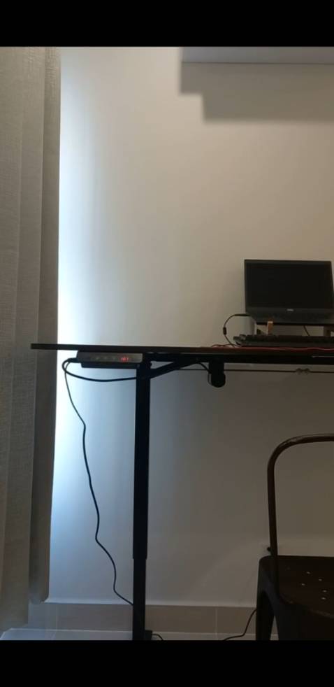 Bàn khá chắc chắn, lắp đặt hơi bị lú khúc ráp mặt bàn tí, nhưng nói chung dễ lắp đặt, xịn xò ***. Khuyến khích anh chị văn phòng nên mua con bàn này nhaaa