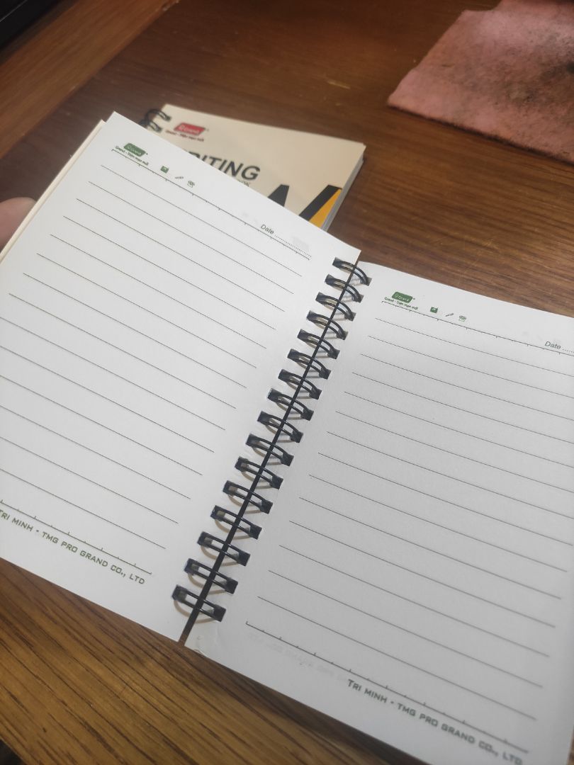 Nay mình nổi hứng mua ngay lễ nhưng Tiki vẫn giao hàng đúng trước 18h tối nha. Thương mấy anh shipper. Sổ giao đúng mẫu, giấy dày dặn, lành lặn. Đẹp ?