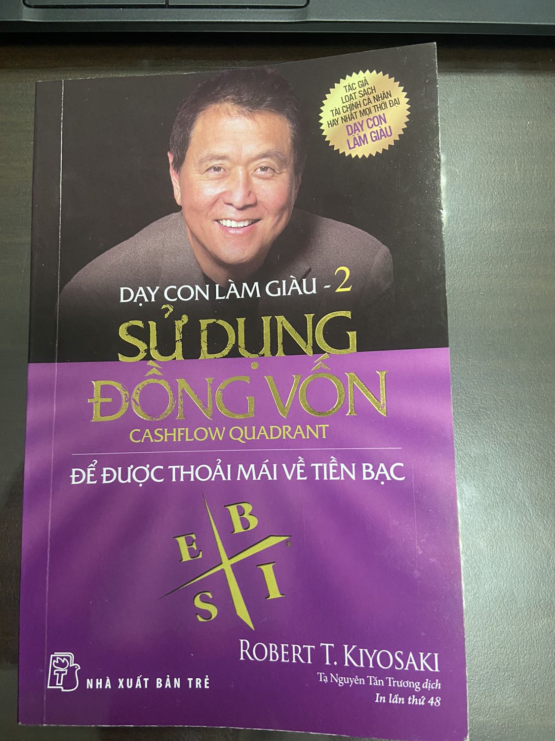 Tiki giao hàng nhanh. Về nội dung: sách đề cập đến Kim Tứ Đồ khá là hay và giải thích chi tiết. Các bạn trẻ nên đọc tham khảo cuốn này làm hành trang cho mình trong quá trình phát triển sự nghiệp. Mọi thứ bắt đầu thay đổi khi suy nghĩ và nhận thức thay đổi, Điều mình không thích ở cuốn này là nó khuyến khích tất cả mọi người chuyển sang bên phải nhưng thực tế là không cần thiết. Vẫn có thể có một sức khoẻ tài chính tốt nếu ở phía bên trái và mở rộng tiếp cận có giới hạn qua bên phải. Dù sao đi nữa thì cuốn này vẫn đáng để tham khảo khi bắt đầu tìm hiểu về tài chính cá nhân. Chúc mọi người đọc sách vui vẻ