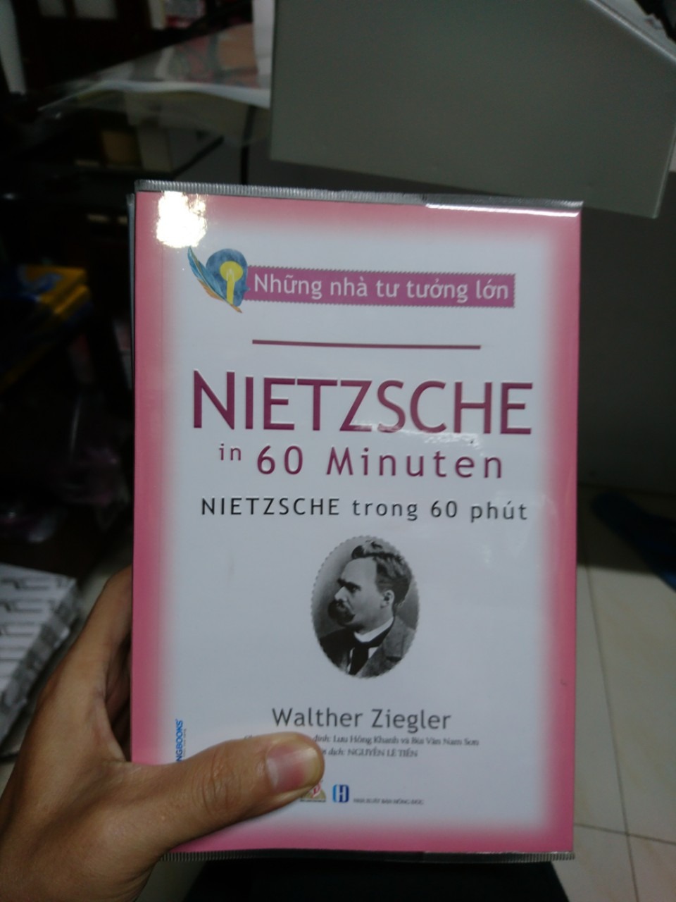 Trước đây mình đã đọc một vài cuốn của các tác giả khác viết về nhà triết học này nhưng vẫn còn khó hiểu, rối rắm. Quyển này tóm tắt cho một cái nhìn tổng quan dễ hiểu hơn.