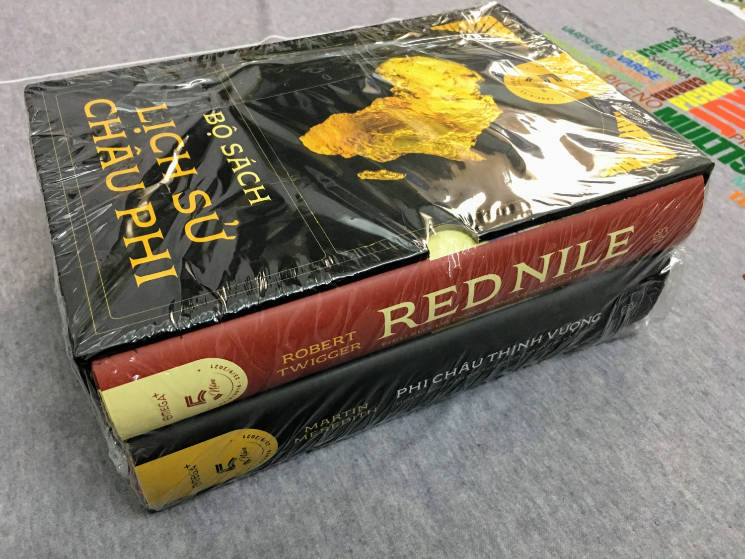 Giao nhanh, gói kỹ, hộp nguyên vẹn
tuy nhiên sách bị bỏ vô box ngược => thiếu tinh tế