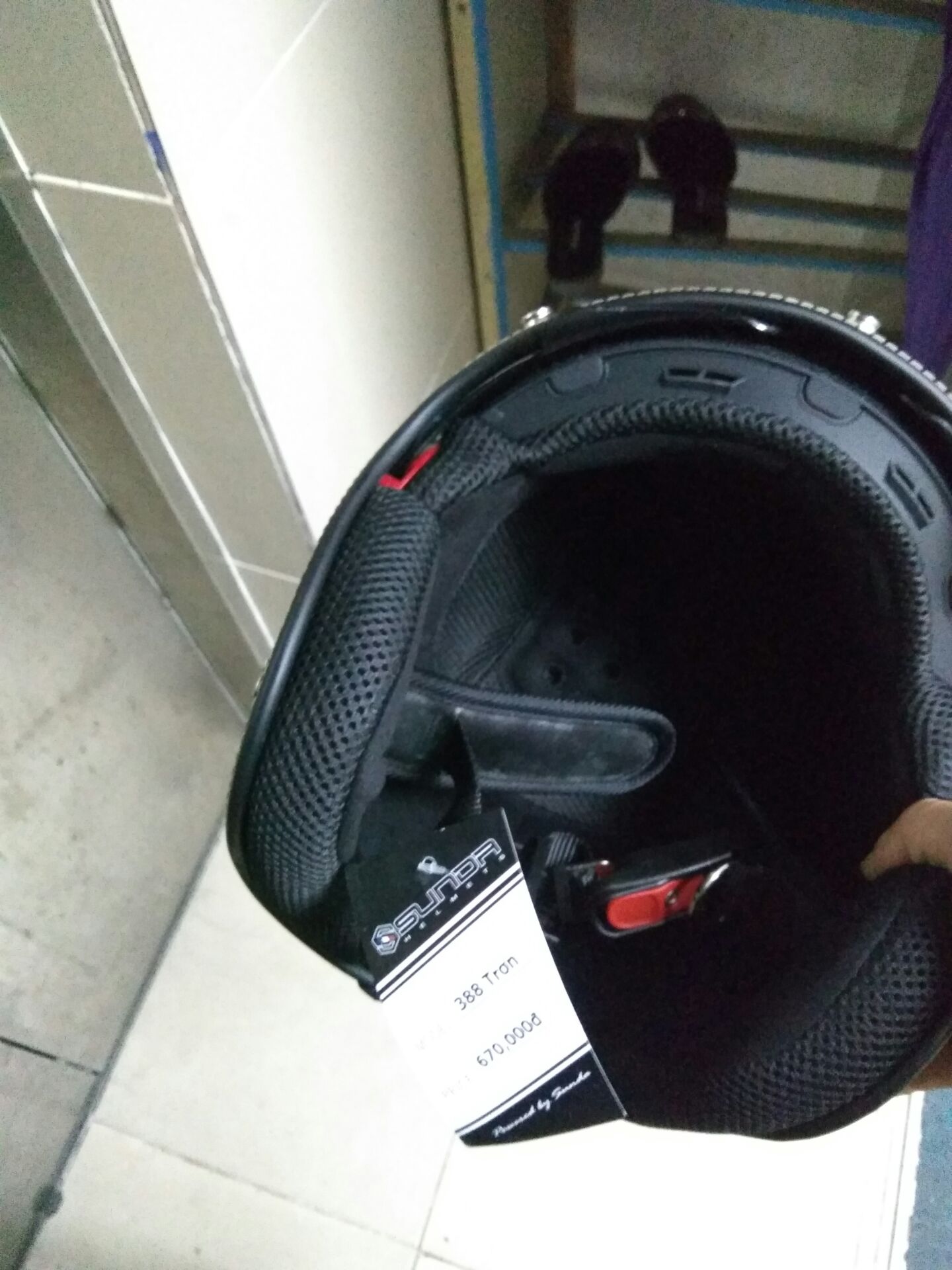 Mũ đẹp lắm nhé,  hàng chính hãng chất luợng tuyệt vời. Kính trong nhìn cảm giác rất dễ chịu.  Mọi người yên tâm mua nha.