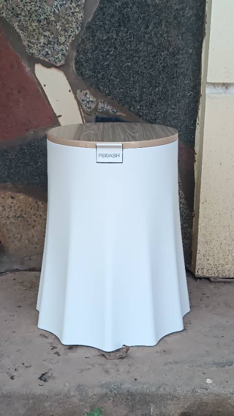 Đẹp. Độc lạ Bình Dương cmnl. Đế lớn không sợ xô đẩy, chống đổ. Có 2 lớp giúp tháo rời và vệ sinh dễ dàng hơn