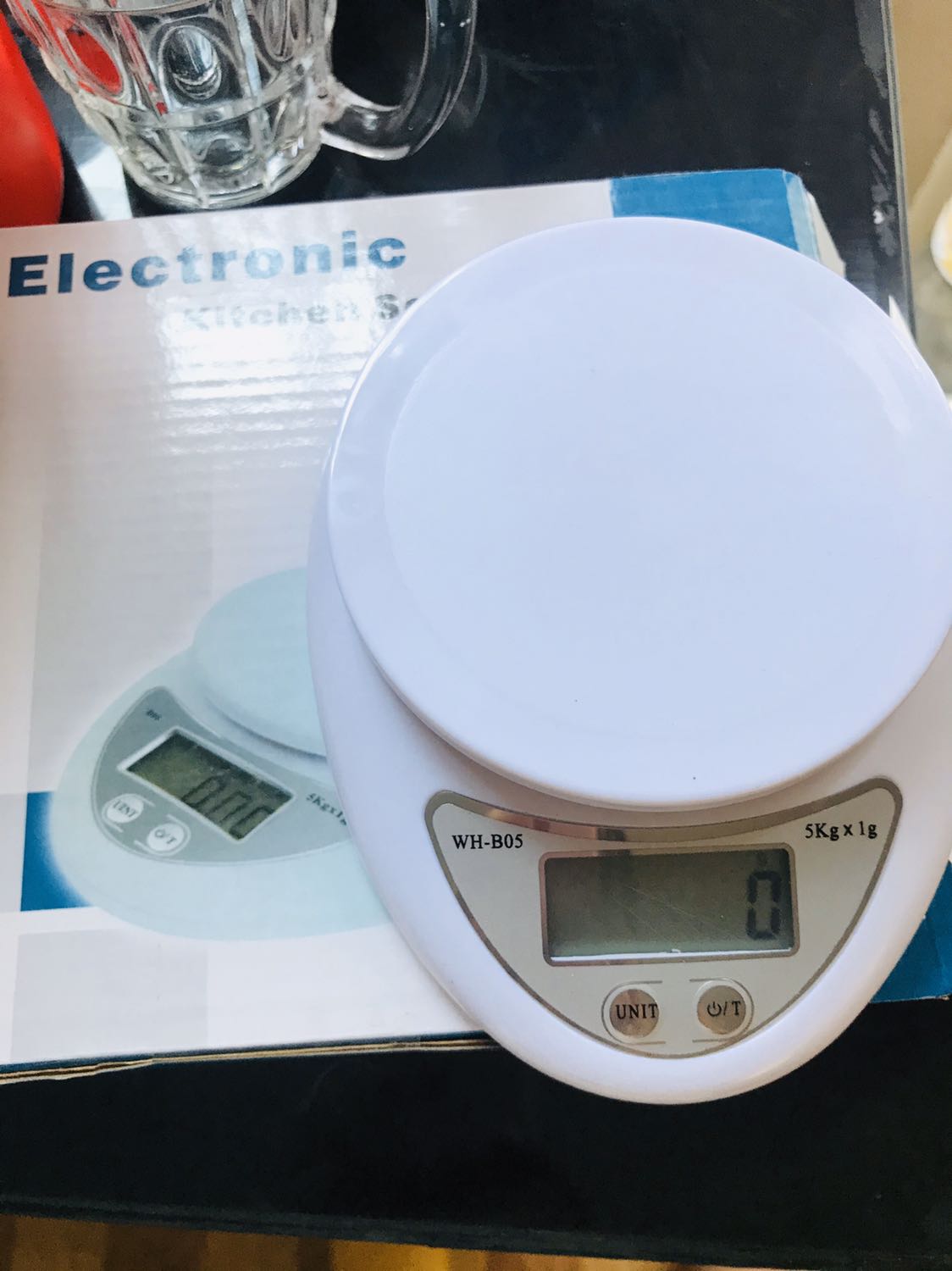 mới nhận hàng xong,sp có vẻ cũ,trầy,đáng lí ko mua mà mấy bạn đánh giá tốt qá nên mua về cân thử,cân sai tùm lum,hơn hẳn 20gam, và ko thể chỉnh gì đc,mặt cân thì trầy trụa,thất vọng về lần đặt hàng này