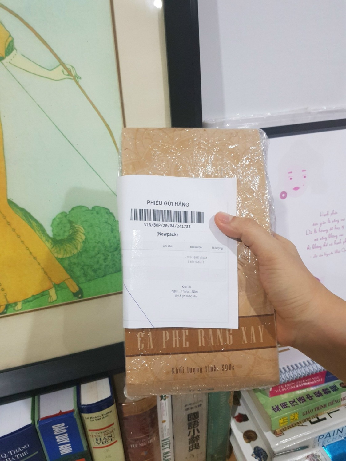 Sản phẩm giống hình, tiki đóng gói kỹ, hương vị thơm, đúng gu mình. Màu nhạt mình tưởng cafe nhạt,  không ngờ say cả ngày...
Thanks shop và Tiki về thiệp cảm ơn sẽ ủng hộ thêm nữa.