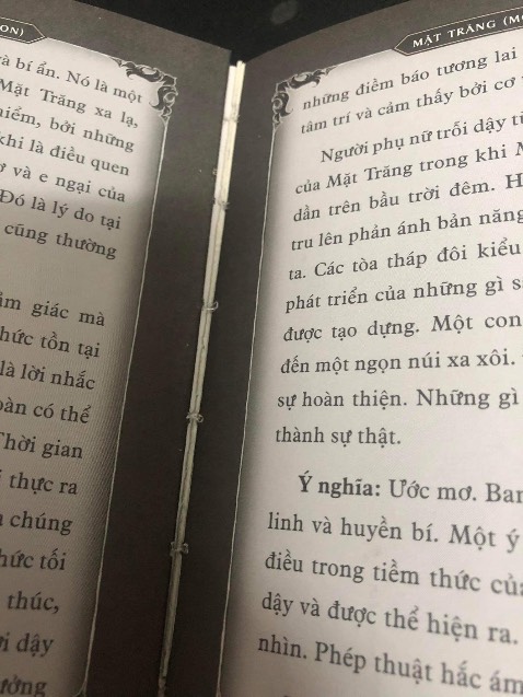 Mới lật lần đầu tiên đã bong gáy.
Giao hàng nhanh.