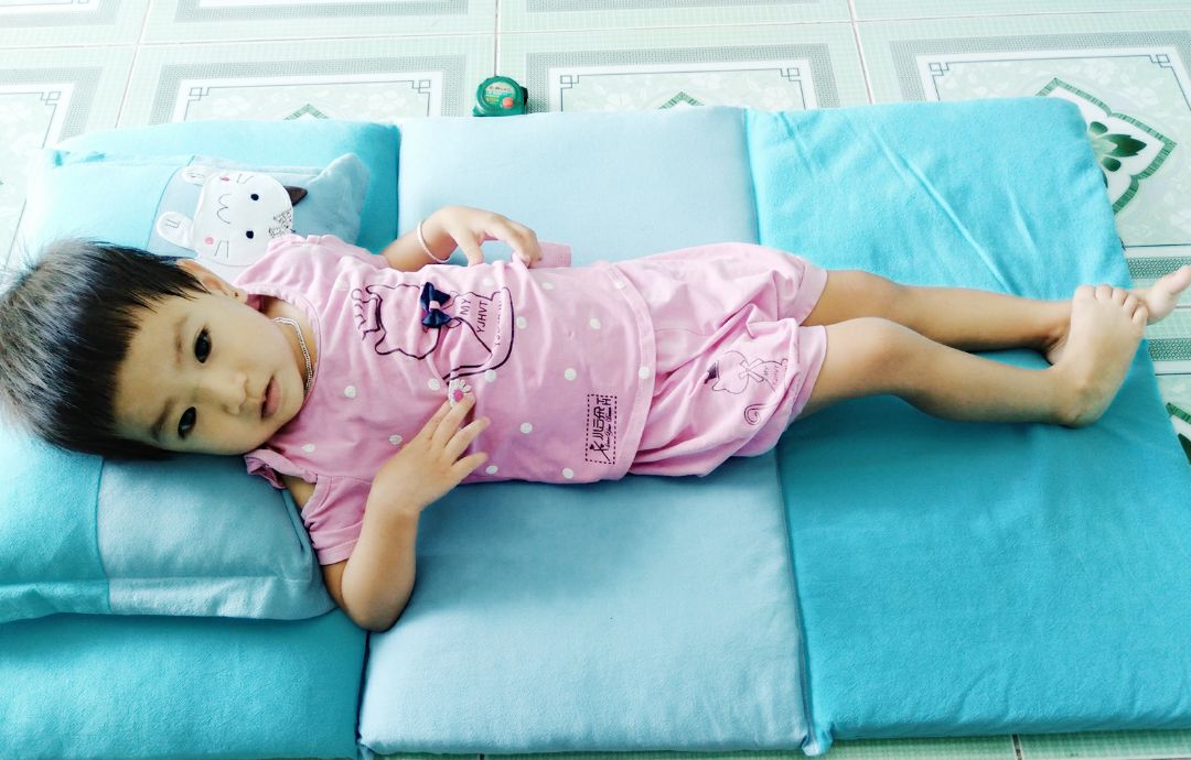 Kích thước đo được chỉ có 60x100cm, không đúng như mô tả. Cũng may vừa đủ chỗ cho bé nằm (bé chưa đầy 2 tuổi). Bé lớn hơn chút sẽ không vừa. Nệm mát song không được căng, sẽ rất nhanh nhão ruột ở trong.