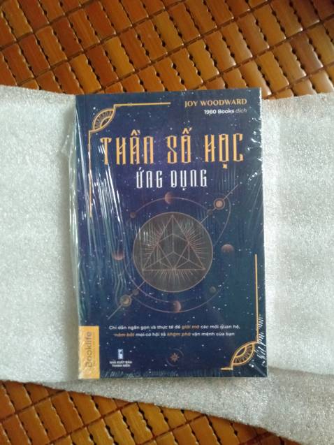 Lần đầu tiên đặt sách ở đây. Rất hài lòng về cách đóng gói sản phẩm, thời gian giao hàng siêu nhanh.