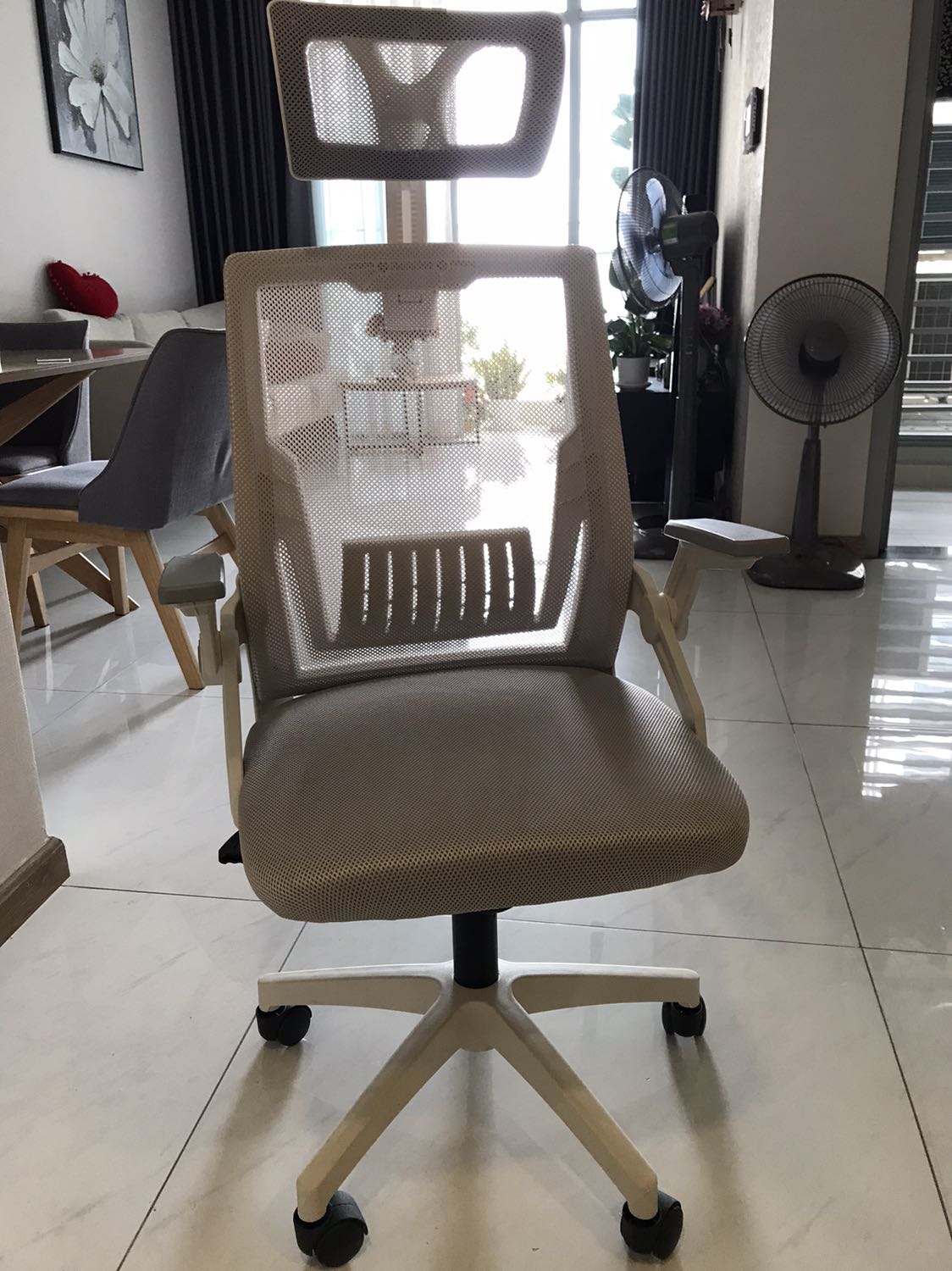 Ghế đóng gói cẩn thận, đảm bảo chất lượng và được giao sớm 1 ngày so với dự kiến khi đặt hàng. Ghế giao đúng mẫu mã yêu cầu và đủ chi tiết linh kiện để tự lắp, tuy nhiên không có bản hướng dẫn lắp nên với khách hàng không rành kỹ thuật hoặc nữ dễ gặp khó khâu này. Cửa hàng có ghi *** để khách hàng liên lạc khi cần hỗ trợ trong khâu lắp ghế, song tốt nhất là có bản hướng dẫn cho khách hàng. Sau 2 ngày sử dụng ghế ngồi chắc chắc và thoải mái.