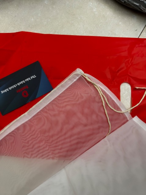 Sản phẩm giống hình, vải mịn đẹp, đóng gói cẩn thận mình nhận luôn được trong ngày. Săn sale 9/9 nên đc giá quá hời. Mình lọc thử thấy khá ok lọc bã tốt nhưng sau khi dùng thì có dính màu nên mọi người nên giặt sạch để túi lọc không bị ố màu. Cho shop 10₫ lần sau ủng hộ tiếp !!