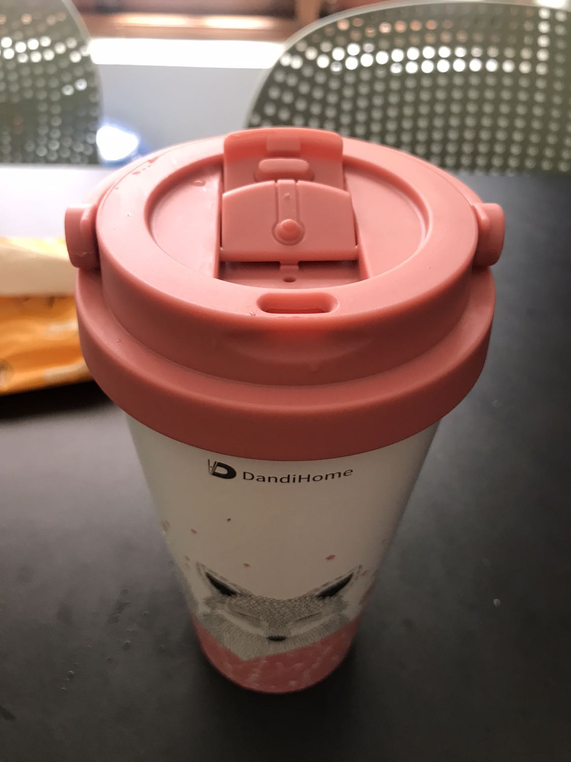 Ly đẹp lắm nha. Giữ nhiệt cũng khoảng 8 tiếng lận, không bị đổ mồ hôi ngoài ly. Có điều đầu cắm ống hút hơi nhỏ. Chắc chỉ để được ống hút nhựa, hoặc uống trực tiếp chứ ko để được ống hút inox đâu.