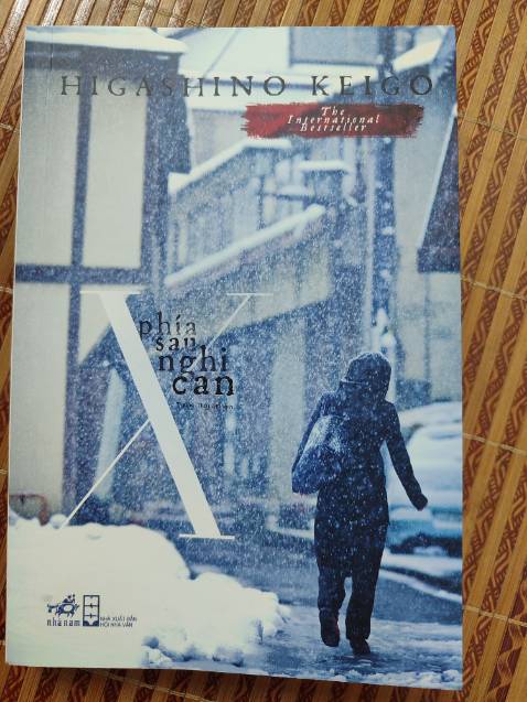 Nội dung siêu cuốn, mk mang đi làm đọc hết veo trong 1 ngày. Câu chuyện tác giả dẫn dắt, tâm lý nhân vật, ...khiến mk ko thể đặt cuốn sách xuống dc. Cứ ngỡ như mk biết dc sự thật khi tác giả đã vẽ ra bức tranh toàn cảnh ngay từ ban đầu nhưng khi gần kết thúc câu chuyện mọi thứ ko hề như mk nghĩ. Cũng khá tiếc cho tình cảm của nv trong sách nhưng mk nghĩ kết này là phù hợp nhất cho câu chuyện r. Các b rất nên mua và trải nghiệm đọc thử nha